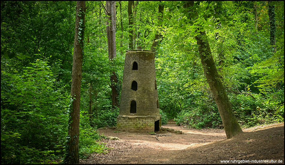 Stumpf einer kleinen Mühle im Wald