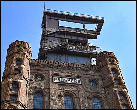 Blick von unten auf einen Förderturm der Zeche Prosper 2