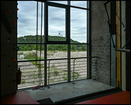 Ein großes Fenster, durch das der Tetraeder auf der Halde zu sehen ist