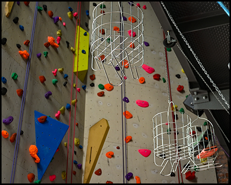 Typische Tritt- und Greifteile in einer Kletterhalle