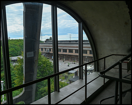 Ein halbrundes großes Fenster 