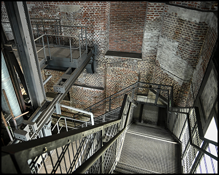 Treppenhaus im Förderturm aus Stein