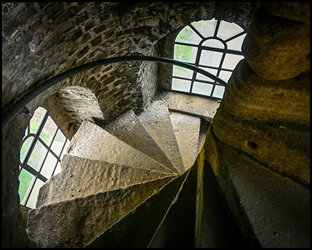 Steinerne Wendeltreppe mit zwei Rundbogenfenstern 