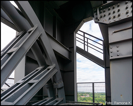 Seilscheibe und Stahlgerüst eines Förderturms