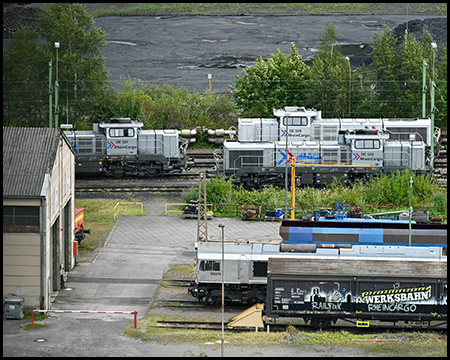 Loks und Waggons auf einem Industriegelände