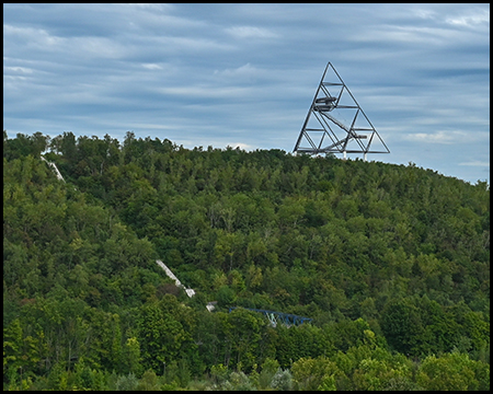 Tetraeder auf der bewaldeten Halde