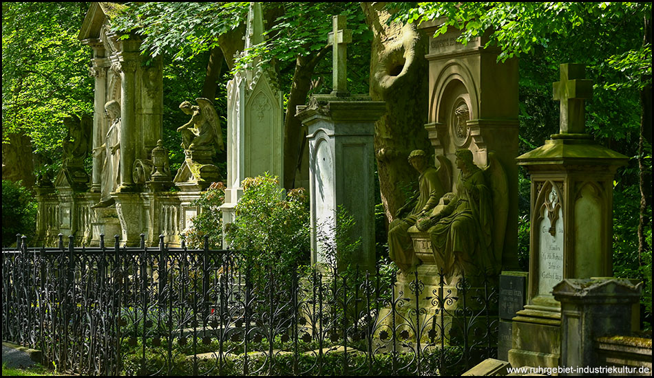 Mehrere Gräber nebeneinander mit auffallend hohen Grabsteinen