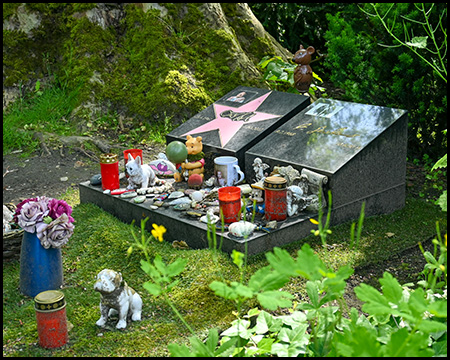 Grab von Dirk Bach mit viel Dekomaterial, Kerzen und Gegenständen von Fans
