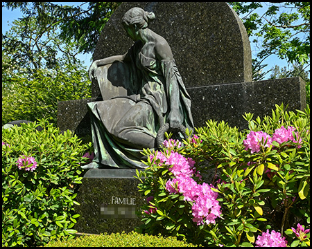 Eine Figur auf einem Grab