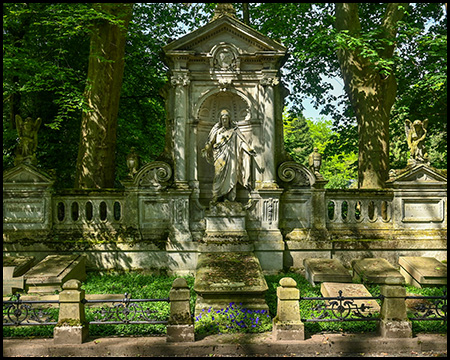Monumentales Grab mit einer Figur in der Mitte