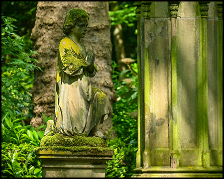 Eine Steinfigur auf einem Friedhof