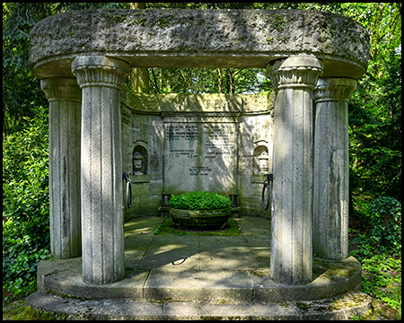 Grabstätte mit Säulen, die einen steinernen Querbalken tragen