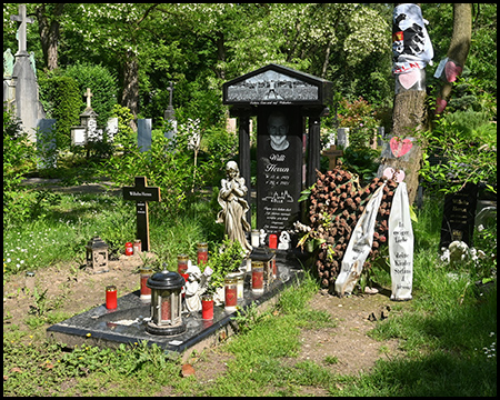 Grab von Willi Herren mit vielen Kerzen und Andenken