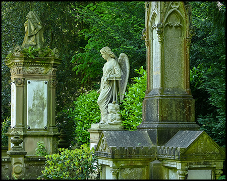 Schlanke hohe Monument-Säulen und Engels-Figur