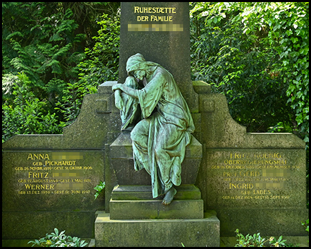Figur einer trauernden Frau auf einer großen Grabstätte
