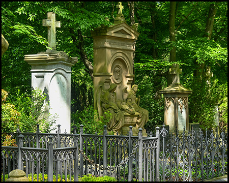 Mehrere hohe Grabsteine von Gräbern