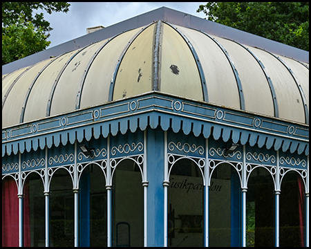 Ein blau-weißer Pavillon, Teilausschnitt im Foto