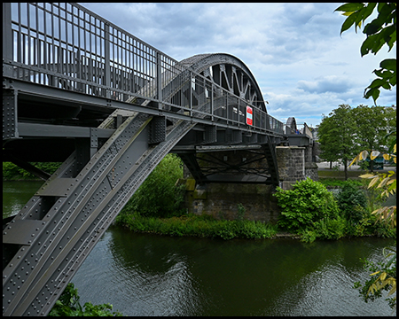 Eine Stahlfacherkbrücke über einen Fluss von der Seite