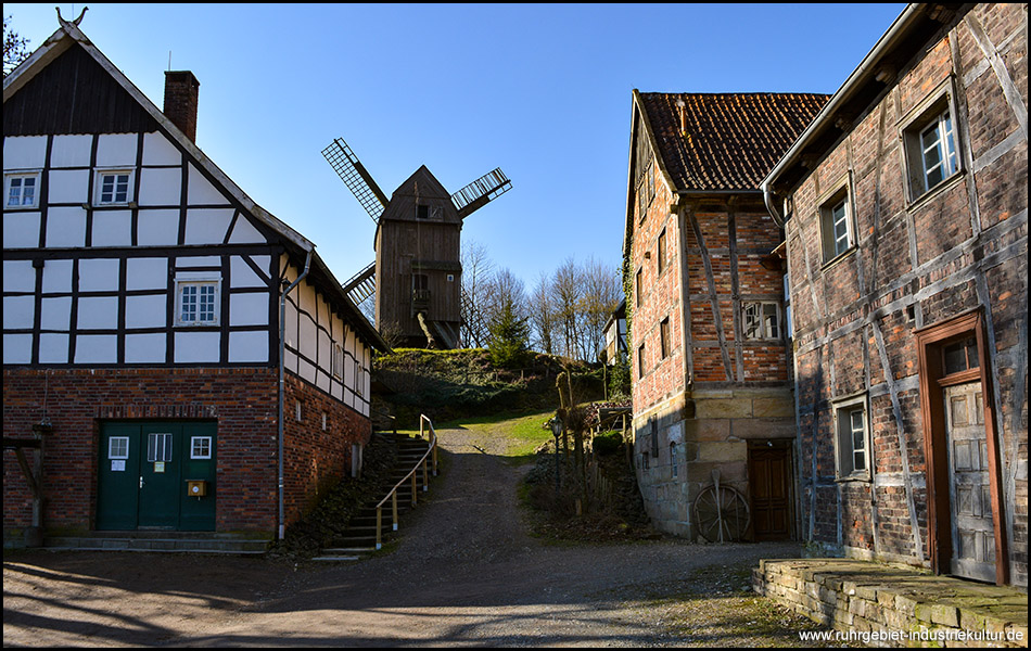 Fachwerkhäuser und eine Bockwindmühle