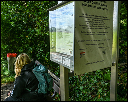 Informationstafeln zum Poesieweg an einer Sitzbank