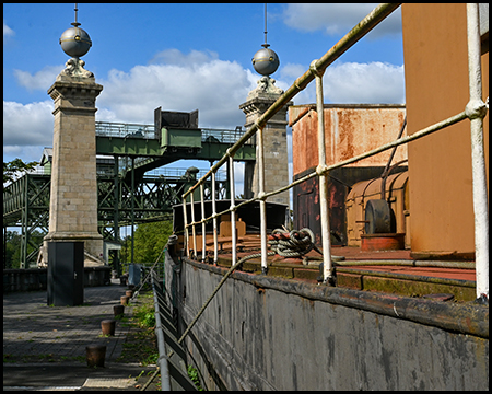 Schiffshebewerk und ein Binnenschiff