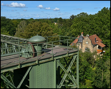 Gerüst des Schiffshebewerks und ein Haus