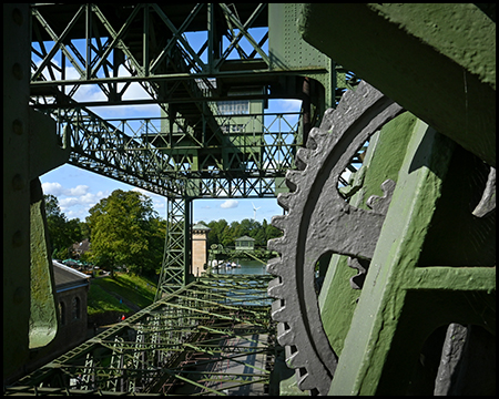 Zahnräder und Metallteile vom Schiffshebewerk