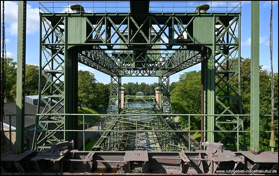 Stahlgerüst des Schiffshebewerks Henrichenburg vom Oberwasser aus gesehen