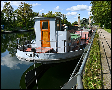 Ein Binnenschiff am Kai vor dem Schiffshebewerk