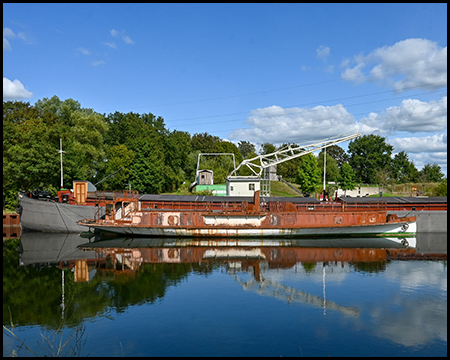 Ein Schiff an einem Kai auf dem Kanal