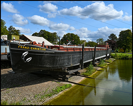 Ein Schiff auf dem Trockenen an der Hellinganlage eines Hafens