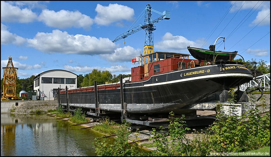 Ein Schiff liegt auf der Hellinganlage eines Hafens