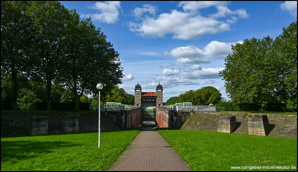 Schleusenkammer als Teil einer Parkanlage 