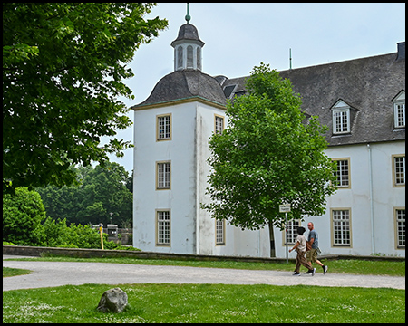 Schloss mit markantem niedrigen Eckturm mit Turmhaube