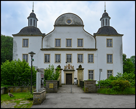 Fassade mit zwei Türmen eines Schlosses