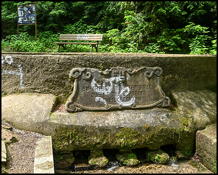 Ein Betonbassin mit der Beschriftung zur Quelle der Borbecke