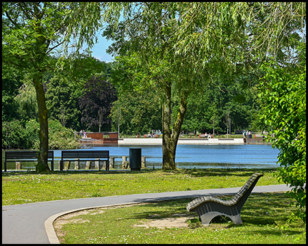 Sitzmöbel und Bänke am Ufer des Ümminger See