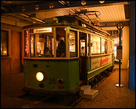 Eine elektrische Straßenbahn in einem Gebäude