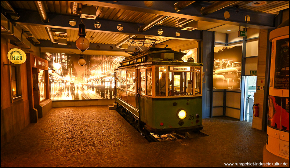 Straßenbahn in einem Raum mit einer nächtlich gestalteten Szene