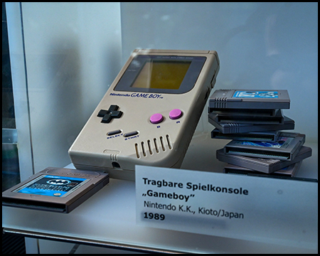 Gameboy in einer Vitrine mit mehreren Spielen