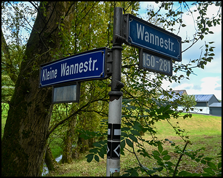 Straßenschild Kleine Wannestraße und Wannestraße vor einem Baum