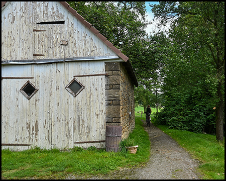 Ein Schuppen am Rande eines Weges