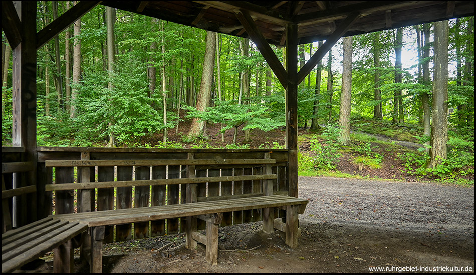 Sitzbank in einer Schutzhütte im Wald