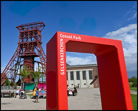 Rotes Fördergerüst und ein roter Betonrahmen mit der aufschrift 