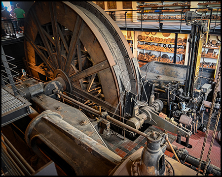 Teile einer Dampfmaschine in einem Maschinenhaus, das auch als Ausstellung genutzt wird