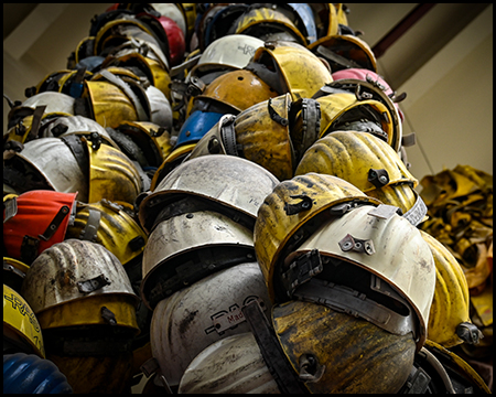 Helme, die in einem großen Bündel von der Decke hängen