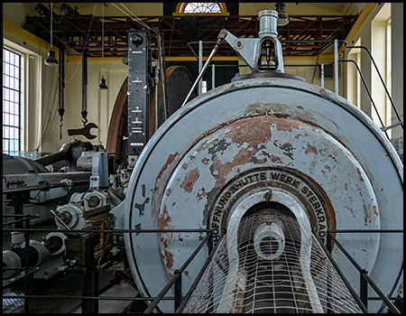 Teil einer Dampfmaschine in einem Maschinenhaus