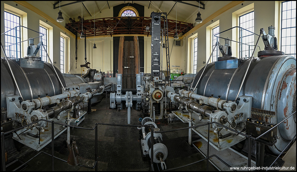 Im Innern einer Maschinenhalle mit einer Dampf-Fördermaschine