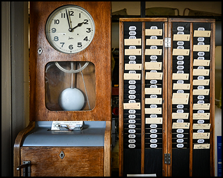 eine anaolge Uhr als Zeiterfassungsgerät